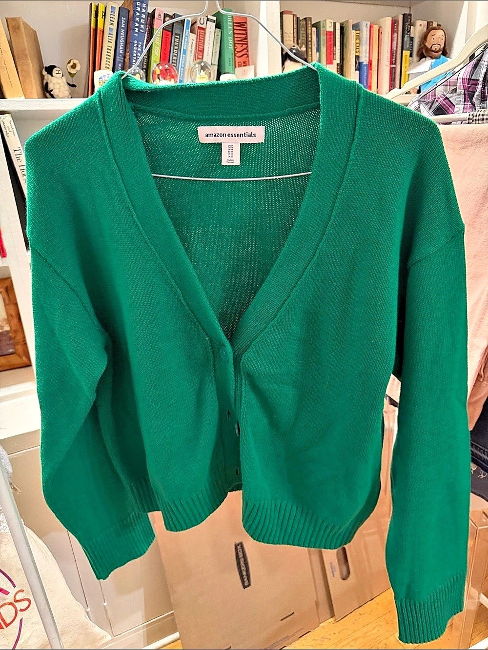 Amazon Essentials Women's Lightweight V-Neck Button-Front Cardigan Sweater Green